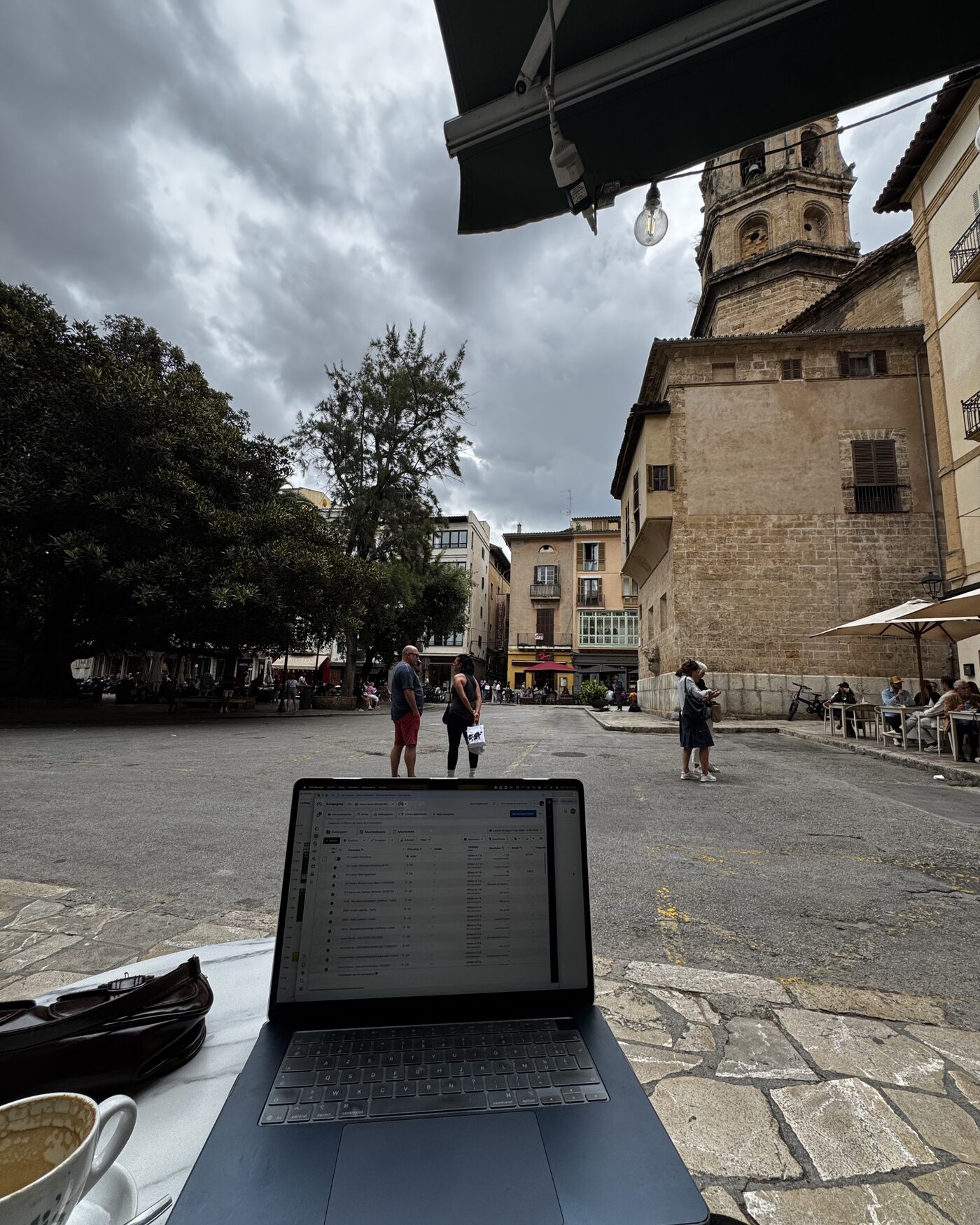Laptop op een terras in Mallorca